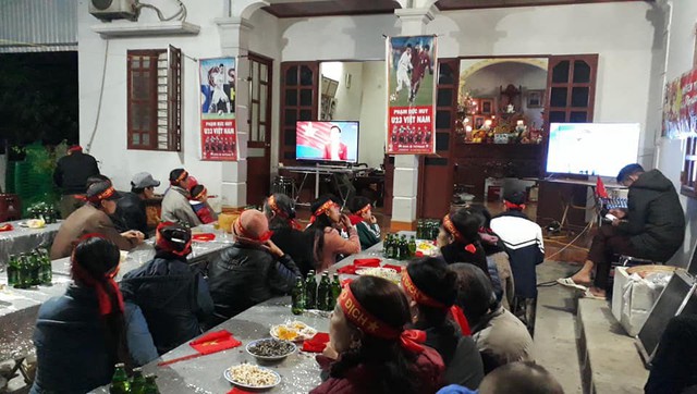 
Rất đông người thân và hàng xóm đến gia đình cầu thủ Đức Huy theo dõi, cổ vũ cho đội tuyển Việt Nam
