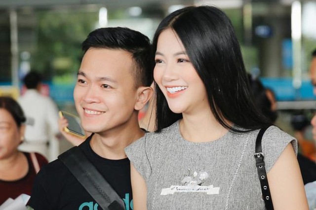 
Phương Khánh và anh trai đón Hoa hậu Trái đất 2017 sáng 10/12 tại sân bay.

