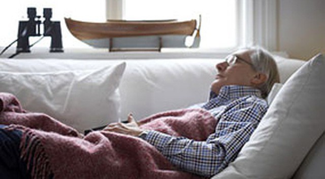 
Không nên chọn loại giường quá cứng gây cảm giác khó chịu cho người lớn tuổi.
