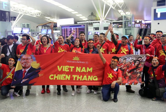 
Cổ động viên chuẩn bị lên đường tiếp lửa cho các cầu thủ đội tuyển Việt Nam.
