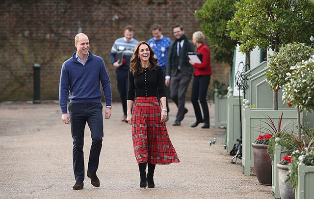 William - Kate cùng các thư ký riêng dự tiệc Giáng sinh sớm ở Điện Kensington sáng 4/12. Ảnh: UK Press.