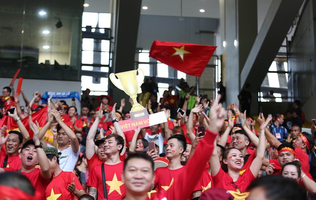 
Số lượng ít hơn rất nhiều so với khoảng 80.000 khán giả chủ nhà, nhưng các CĐV Việt Nam vẫn tạo ra được sự sôi động và màu sắc riêng.
