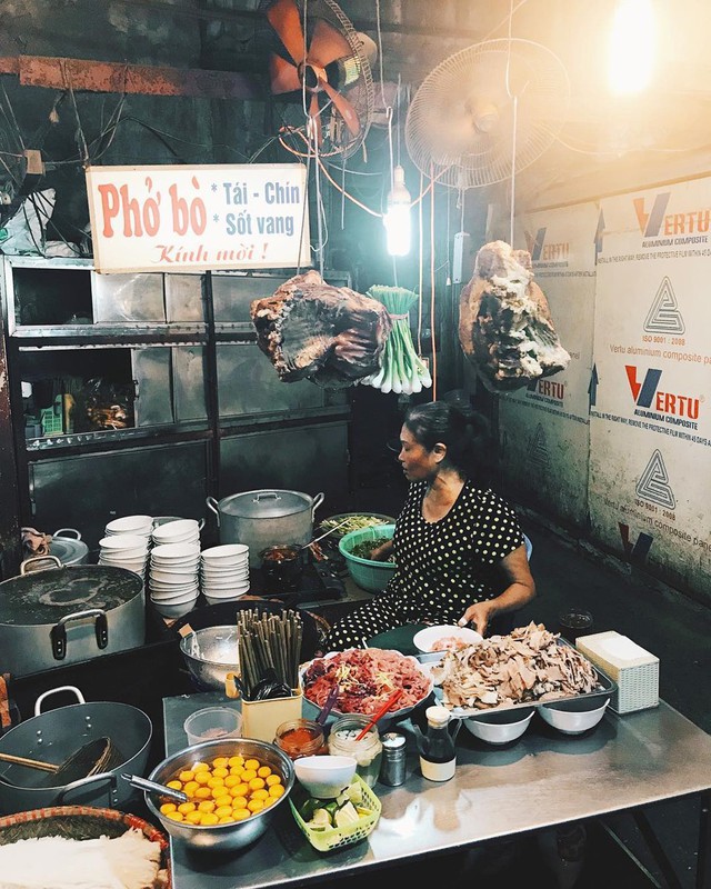 Phở bò: Phở bò là món ngon có thể thưởng thức vào bất cứ thời điểm nào trong ngày. Nếu không muốn phải đắn đo lựa chọn xem ăn gì sau buổi hòa mình dưới đường cổ vũ đội tuyển Việt Nam, các cổ động viên có thể ghé ngay quán ven đường thưởng thức một bát phở bò thơm lừng, ấm bụng. Sợi phở mềm, nước phở ngọt, thịt bò thơm ăn cùng chút quẩy chắc hẳn sẽ là món ngon không thể bỏ qua vào buổi đêm. Giờ mở cửa: 18h-4h sáng. Địa chỉ: Trần Phú, Hoàn Kiếm. Ảnh: Eatenbylong.