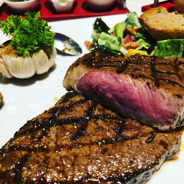 Điểm nhấn của New York Steakhouse Saigon tập trung vào những phần thịt thượng hạng, thơm ngon, như những ngôi sao trong thế giới steak cùng kỹ thuật chế biến tỉ mỉ, cầu kỳ đúng chuẩn. Vì thế, các món ăn kèm khác của nhà hàng chế biến từ rau củ quả... dường như được tiết chế đơn giản hơn so với những địa chỉ ẩm thực khác. Địa chỉ: Nguyễn Đình Chiểu, quận 1. Ảnh: @sochaudchannel, @anabrit, @jongmin_pk, @ugstagram.