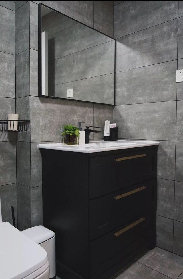 
Tường gạch màu ghi xám cũ cũng là màu nền tinh tế để tăng thêm vẻ đẹp nổi bật cho bất kỳ vật dụng hay thiết bị nào có trong phòng tắm.
