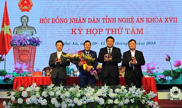 Ông Lê Hồng Vinh nhận hoa chúc mừng của lãnh đạo HĐND, Tỉnh ủy, UBND tỉnh Nghệ An.