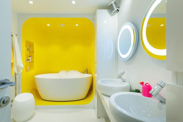 
Căn phòng tắm sinh động, đầy sức sống với gam màu trắng – vàng tươi.
