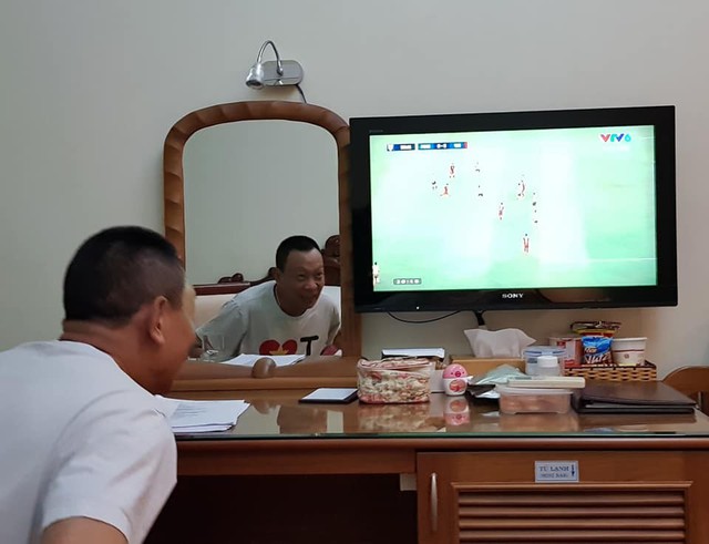 MC Lại Văn Sâm hào hứng xem bóng đá