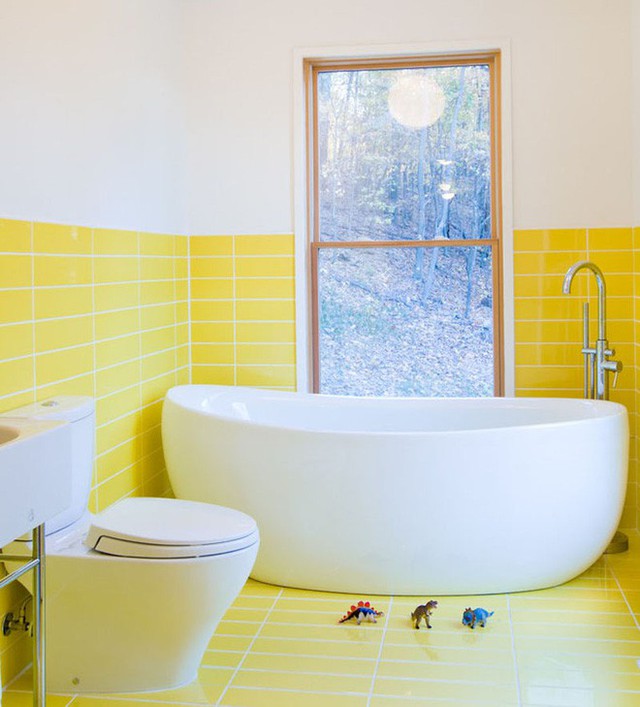 
Phòng tắm trông như bừng sáng với mảng tường và sàn nhà được lát gạch men vàng tươi.
