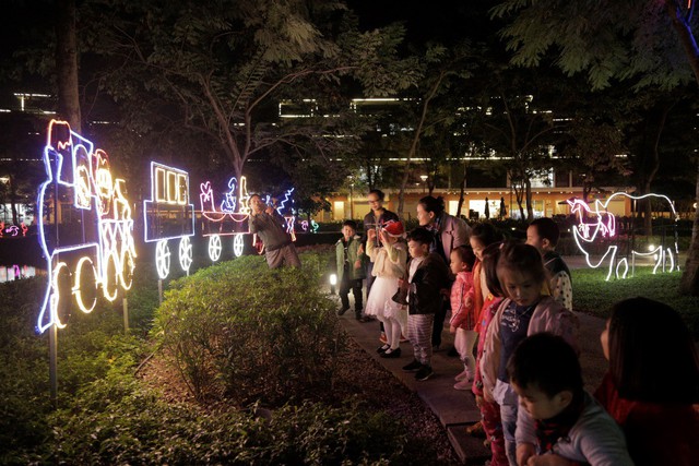 Dạo bước trong khu vườn Zoo Light rực rỡ
