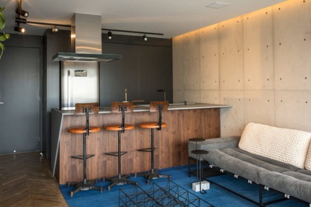 
Nhà bếp trang bị tủ màu đen với kiểu dáng đẹp với khu nhà bếp nấu thiết kế bê tông kết hợp chất liệu gỗ.

