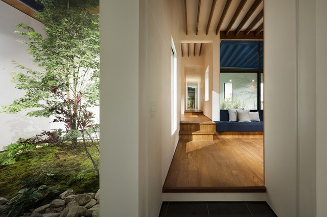 Ngôi nhà có bảy khu vườn nằm xen kẽ với các căn phòng vuông vắn. Chính thiết kế đặc biệt đã giúp công trình giành giải nhất Thiết kế kiến trúc năm 2018 của Nhật.