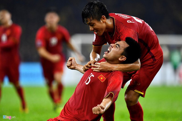 Phút 25 của trận chung kết lượt đi AFF Cup 2018, Đức Huy tung cú sút xa hiểm hóc, đánh bại thủ môn Malaysia đem về bàn thắng nâng tỷ số lên 2-0 cho tuyển Việt Nam. Ảnh: Thuận Thắng.