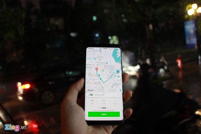 
GrabCar tăng giá mạnh, trong khi các ứng dụng gọi xe khác không thể gọi được xe, người dùng quay trở lại với taxi truyền thống. Ảnh minh họa: Ngô Minh.
