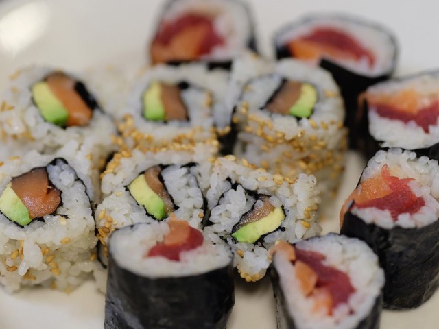 Trông đơn giản, song cơm là thành phần rất, rất quan trọng: Thật vậy! Cơm trong sushi có lẽ là một trong những yếu tố quan trọng nhất của món ăn. Mỗi đầu bếp sushi đều biết cách chọn cá tươi ngon, song cách họ chuẩn bị cơm mới khiến sushi trở nên hấp dẫn nhất. Thường, người chế biến có công thức riêng để trộn giấm vào cơm. Muốn kết cấu và hương vị tối ưu, phần cơm sushi nên dao động quanh mức nhiệt độ cơ thể, trong khoảng 30-37 độ C. Ảnh: Neilson Barnard.