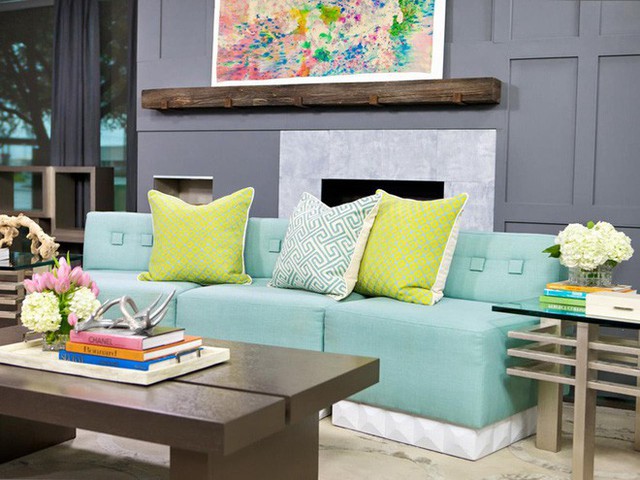 
Trong một phòng khách được bao quanh bằng chất liệu gỗ trung tính thì ghế sofa màu bạc hà sẽ là điểm nhấn và yếu tố sống động hơn cho cả không gian.
