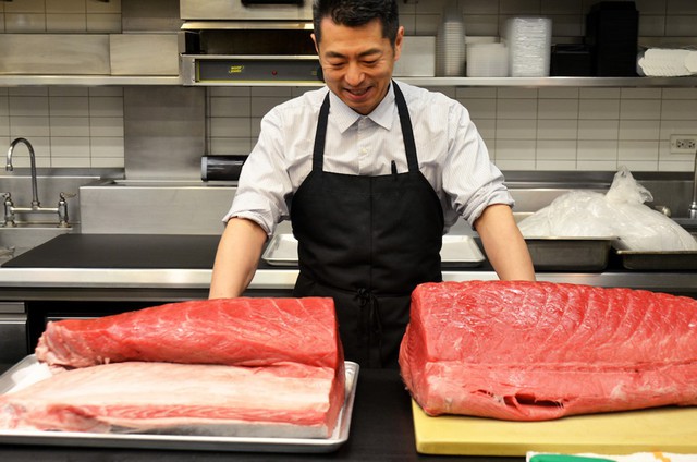 Có một số điều cần lưu ý để chọn cá tươi ngon nhất: Nói đến chế biến sushi, bạn nhất thiết phải chọn loại cá tươi ngon nhất sử dụng trong món ăn. Người đầu bếp thường có kinh nghiệm riêng để chọn cá, ví dụ như  mắt cá trong, vảy sáng, ánh kim loại nhưng không trắng, thịt cá chắc và không nhầy, mang cá màu đỏ đậm, cá già có mang màu hồng xám... Ảnh: Naoki Sushi.