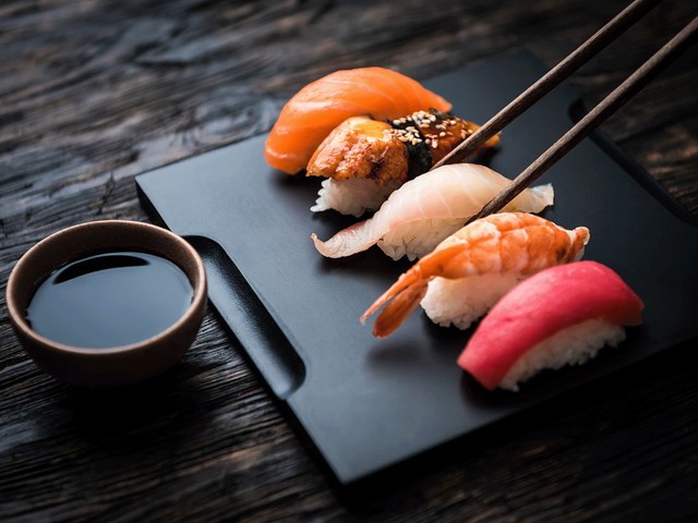 Có mật mã giao tiếp sau những quầy sushi truyền thống: Để trao đổi với nhau một cách kín đáo, các đầu bếp ở những quầy sushi truyền thống luôn có mật mã giao tiếp đặc biệt. Chẳng hạn như khi nói namida, nghĩa là nước mắt, người ta muốn ám chỉ wasabi. Hay m urasaki dịch là màu tím, tức mật mã cho nước tương. Hoặc  544 là một cách riêng biệt để nói với đồng nghiệp rằng bạn cần đi... vệ sinh. Ảnh: The Independent.