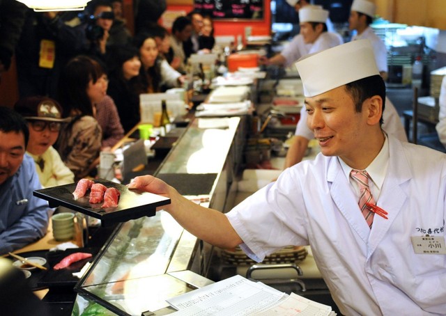 Nhiều đầu bếp sushi không dùng nguồn thực phẩm địa phương:  Mọi thực phẩm phục vụ trong các nhà hàng sushi không phải lúc nào cũng đến từ nguồn cung cấp ở địa phương. Đó không phải là điều quá ngạc nhiên. Những khi  không tìm được nguồn cung cấp phù hợp ngay tại địa phương, các  đầu bếp sushi sẽ chọn thực phẩm từ khắp nơi trên thế giới.  Ảnh: KPCC.