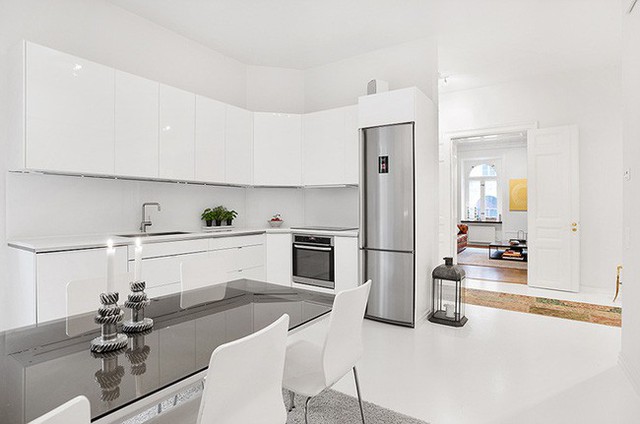 
Không gian nhà bếp được bao phủ hoàn toàn bằng gam màu trắng và chất liệu thép không gỉ.
