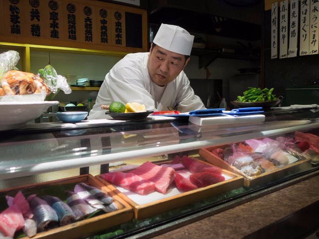 Nhà hàng sushi cũng sử dụng công nghệ:  Nếu luôn cho rằng tất cả các nhà hàng sushi đều làm mọi thứ bằng tay, phục vụ từng khách hàng, bạn đã lầm! Trước đây, việc sử dụng công nghệ trong nhà hàng sushi có thể coi là cấm kỵ và hiếm khi xảy ra. Song hiện nay, nhiều nhà hàng sẵn sàng kết hợp các sản phẩm công nghệ như robot phụ làm sushi hay hệ thống gọi món bằng máy tính bảng để đảm bảo duy trì cả tốc độ nhanh chóng lẫn chất lượng sushi, đủ khả năng phục vụ các đơn hàng lớn... Ảnh: Joe deSousa.