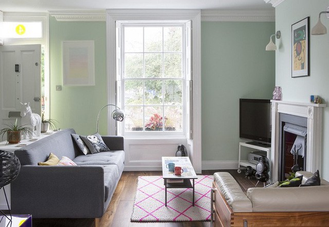 
Nếu bạn yêu thích ý tưởng về những bức tường màu bạc hà nhưng muốn chúng có thể nổi bật. Đặt một ghế sofa có màu nâu nhạt để tạo hiệu ứng nhấn mạnh màu tường như bạn mong muốn nhé.
