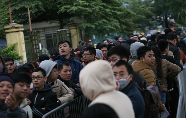 
Hàng nghìn CĐV đã có mặt tại cổng VFF từ 5h sáng để xếp hàng chờ đến giờ phát vé.
