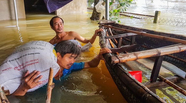 Người dân ở khối phố Trường Đồng (TP Tam Kỳ) di dời tài sản khỏi vùng ngập sâu trong nước lũ. Ảnh: Minh Hoàng