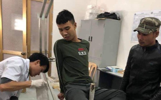 Nguyễn Trung Anh bị gãy xương gót chân sau khi nhảy từ tầng 3 xuống đất.