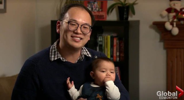 Nathan Chan hạnh phúc chia sẻ hành trình làm bố đơn thân của mình. Ảnh: Global News Canada.