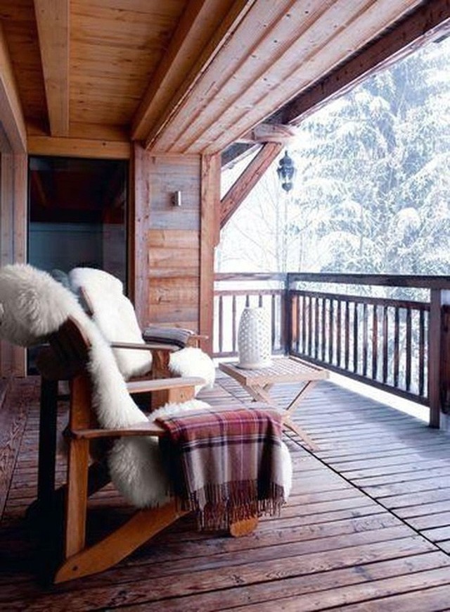 
2. Ghế gỗ phủ lông thú giả, chăn kẻ sọc và bàn gấp nhỏ đem lại cái nhìn ấm áp vào mùa đông.
