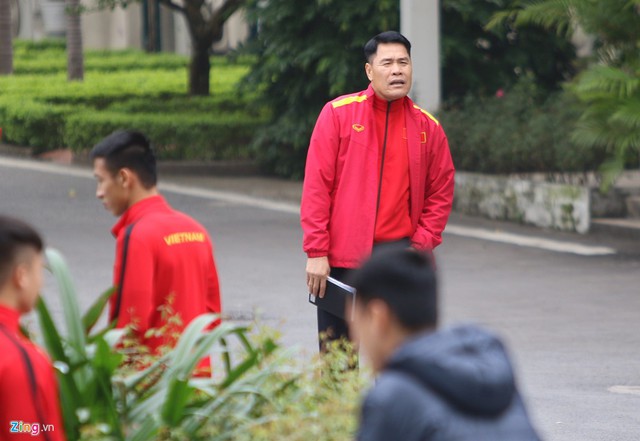 HLV thủ môn Nguyễn Đức Cảnh đang chờ học trò xuống để bắt đầu buổi tản bộ, tập thể dục trước khi ăn.