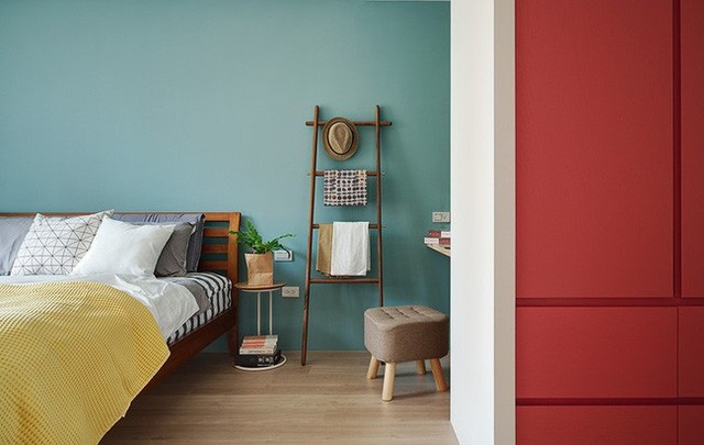 
Phòng ngủ với bức tường màu xanh cổ vịt tươi mới, nền nã. Sắc màu nền trên tường giúp bất kỳ đồ vật nào với kiểu dáng đơn giản, màu sắc bình dị đến đâu cũng trở nên duyên dáng, ấn tượng.
