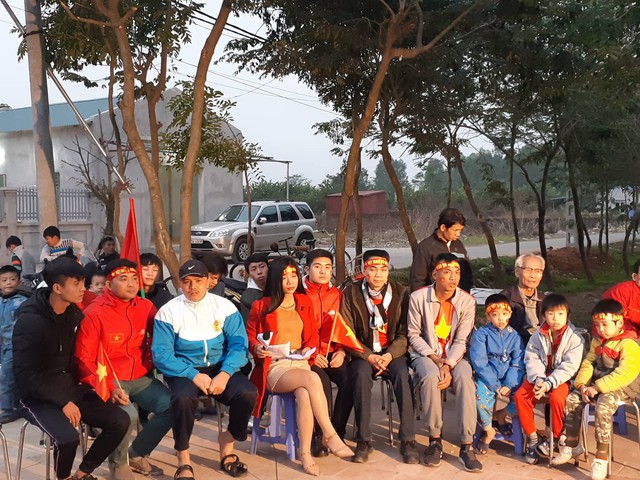 Rất đ&ocirc;ng người h&acirc;m mộ tập trung trước m&agrave;n h&igrave;nh trước giờ b&oacute;ng lăn
