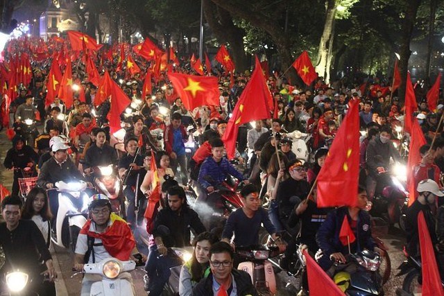 
Dòng người hâm mộ nối đuôi nhau đi bão để ăn mừng chiến thắng của đội tuyển Việt Nam. Trong số đó có rất nhiều du khách nước ngoài.

