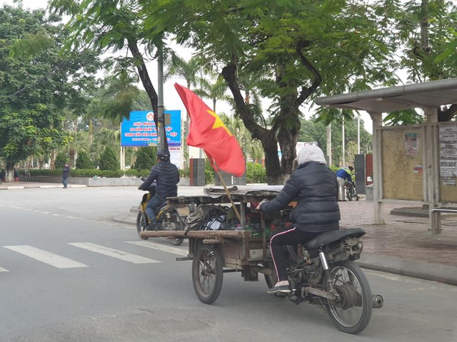 Một fan hâm mộ Hải Phòng cổ vũ bóng đá cho đội tuyển Việt Nam theo cách riêng của mình. Ảnh: ML