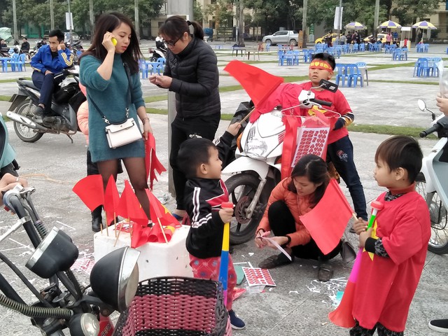 Người dân bắt đầu đổ về quảng trường Lam Sơn, nơi lắp đặp màn hình cỡ lớn