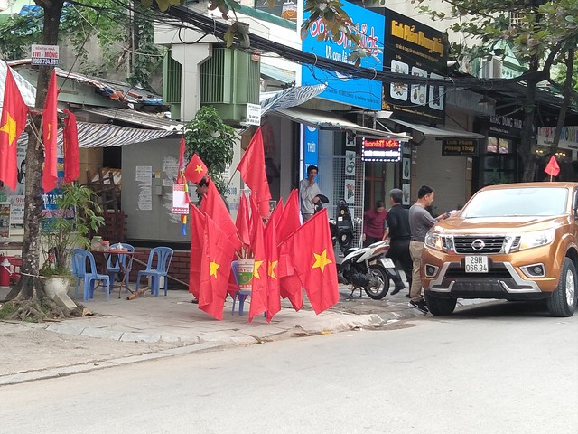 Để phục vụ người dân trên các tuyến phố cờ tổ quốc, băng zôn, áo... bày bán rất nhiều