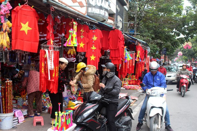 Các cửa hàng bày bán đồ thể thao, áo, băng rôn hút khách