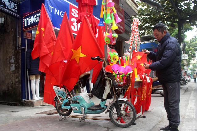 Một người dân TP. Hải Dương tận dụng xe đạp điện làm nơi làm nơi bày bán cờ, băng rôn...