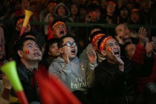 
Khán giả hâm mộ tại sân vận động Mỹ Đình vỡ òa trong bàn thắng mở tỉ số đầu tiên của đội nhà. Ảnh Lê Bảo.

