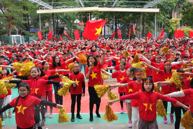 
Màn nhảy dân vũ thu hút 1.500 học sinh tham gia.
