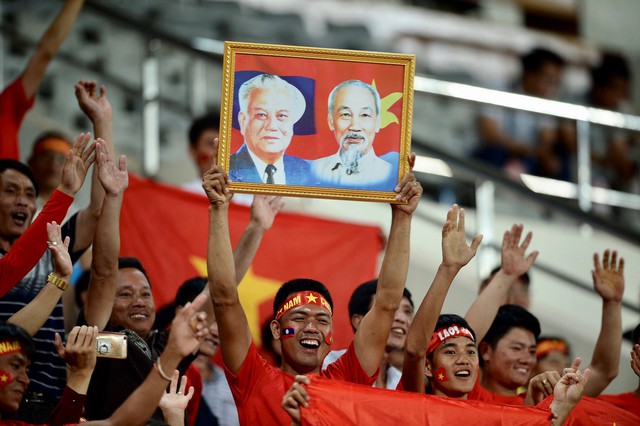 Người hâm mộ Việt Nam phủ đỏ khán đài sân vận động quốc gia Lào. Đại kỳ được cổ động viên mang vào sân nhằm tiếp thêm tinh thần cho đội tuyển.