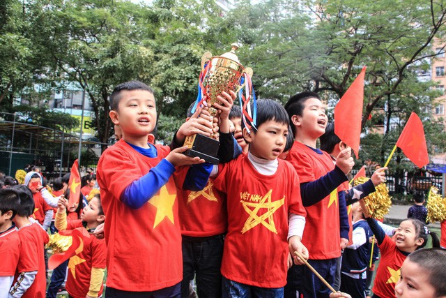 
Các em học sinh mong muốn tuyển Việt Nam đoạt Cúp vô địch tại AFF Cup.
