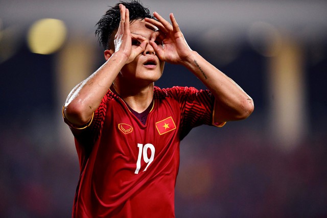 Quang Hải ghi bàn mở tỷ số trong trận bán kết lượt về với Philippines.