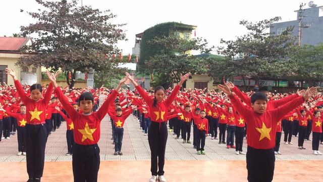 
Khoảng 600 học sinh khối 4, 5 Trường tiểu học Đằng Hải, Hải Phòng cùng hô vang Việt Nam chiến thắng trước trận lượt về chung kết AFF Cup.
