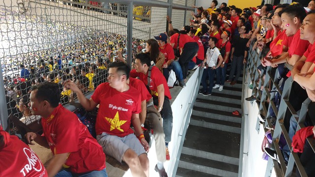 Hàng trăm CĐV ngồi ngoài hàng rào theo dõi trận chung kết lượt đi trên sân Bukit Jalil mặc dù có vé hợp lệ.