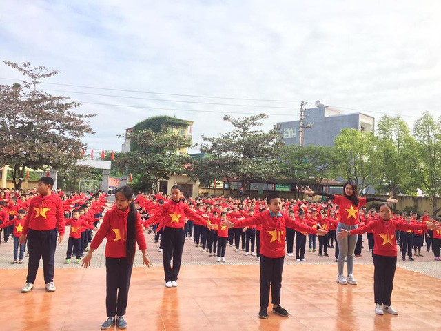 Học sinh Trường tiểu học Đằng Hải thể hiện lòng yêu đội tuyển, yêu Tổ quốc.