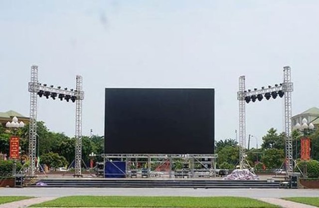 
Màn hình Led 72 m2 tại Quảng trường Hồ Chí Minh (TP Vinh) đang gấp rút hoàn thành phục vụ người hâm mộ.
