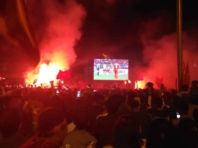 
Pháo sáng ăn mừng bàn thắng tại quảng trường Lam Sơn, TP Thanh Hóa.
